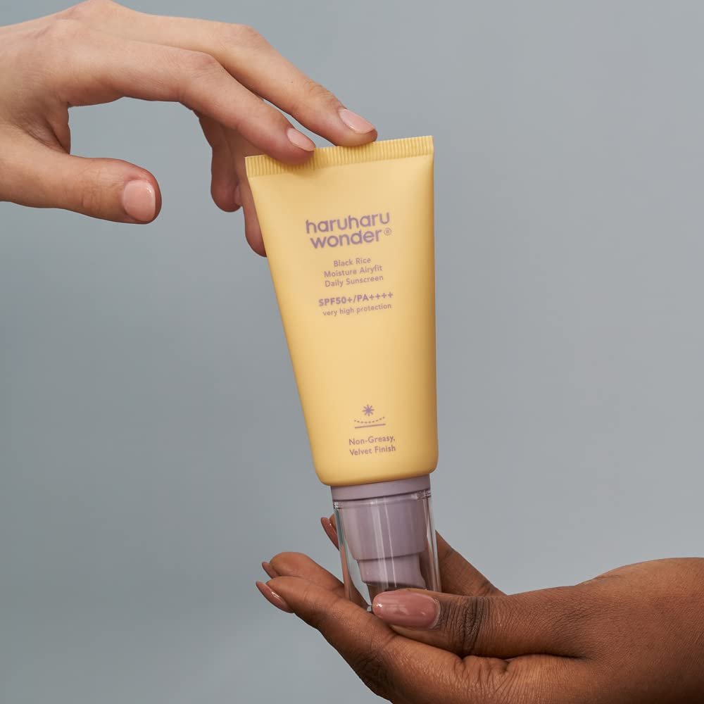 هاروهارو واقي الشمس اليومي اير فيت من وندر بلاك رايس مويستشر 50 مل Haruharu Wonder Black Rice Moisture Airyfit Daily Sunscreen 50ml (1.69fl.oz)